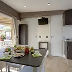 The Village مكان تخييم مارينا دي كارّارا