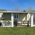 The Village مكان تخييم مارينا دي كارّارا